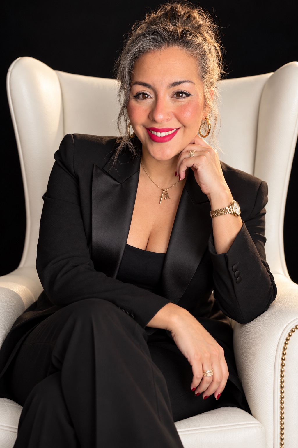 Malvina Núñez sonriendo, sentada en un sillón